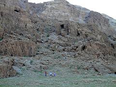 Qumran, Climbing to Cave 1